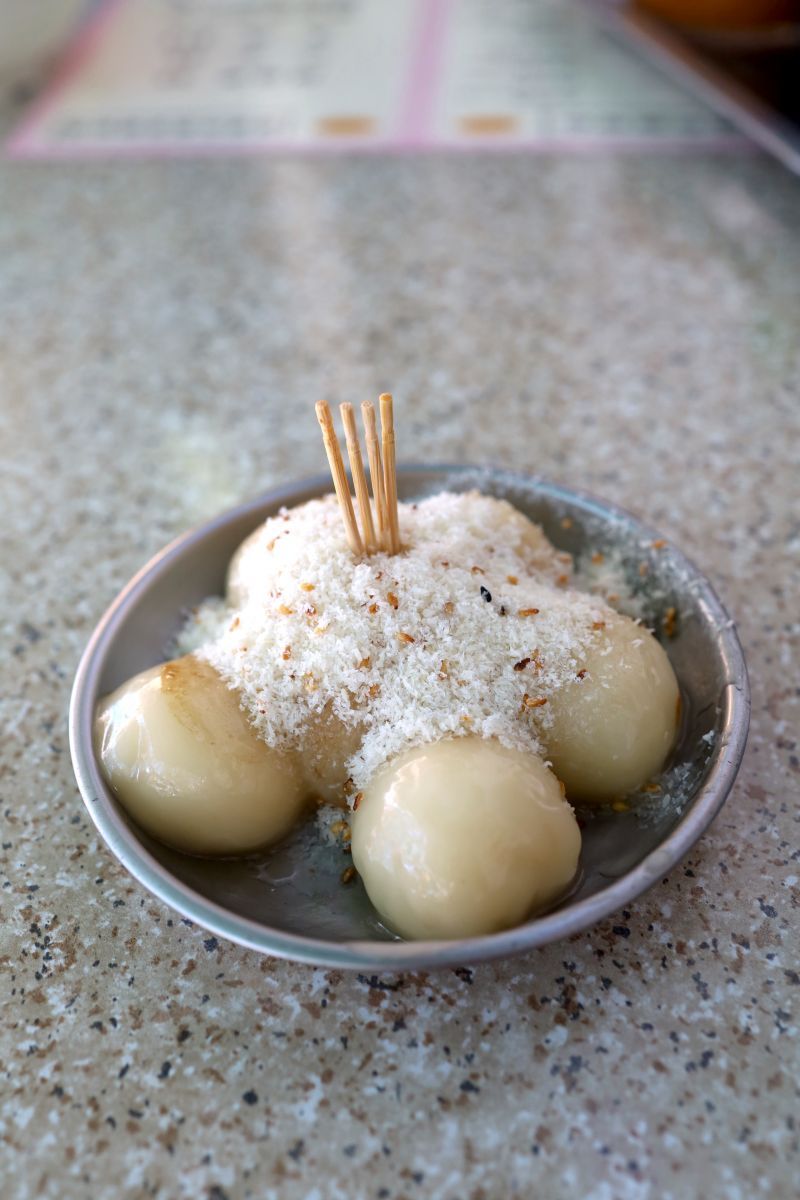 Glutinous Rice Balls with Sugar, Sesame and Shredded Coconut Topping (糖不甩)