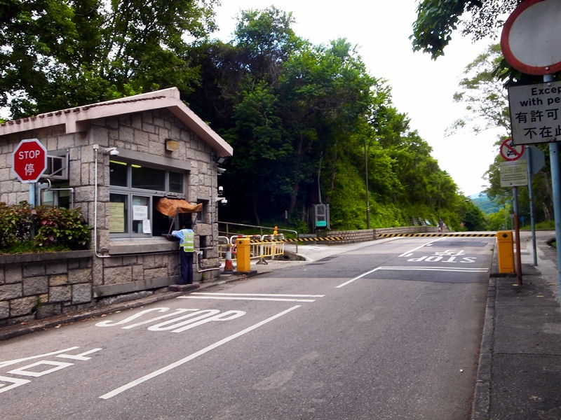 After getting off from public transportation, look for the country park gate and pass through here