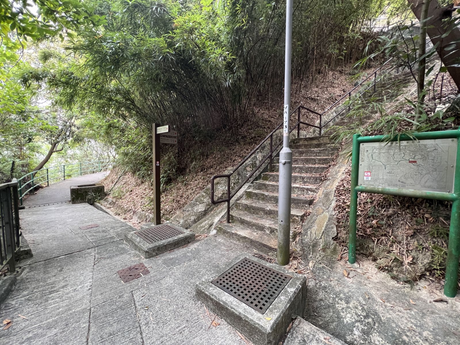 At the first fork in the path, turn right and climb the stairs. 