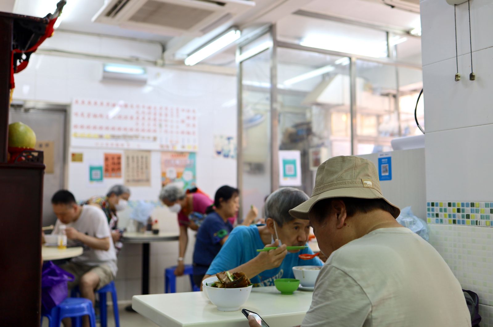 Hong Kongers eating lunch at Sun Hing