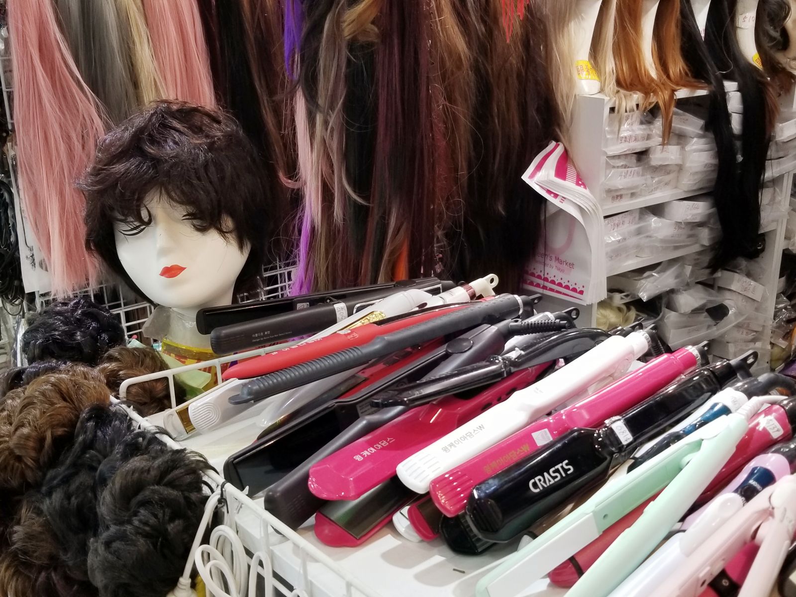 Besides clothes and shoes, there are wigs, beauty products, snacks and other trendy gadgets 