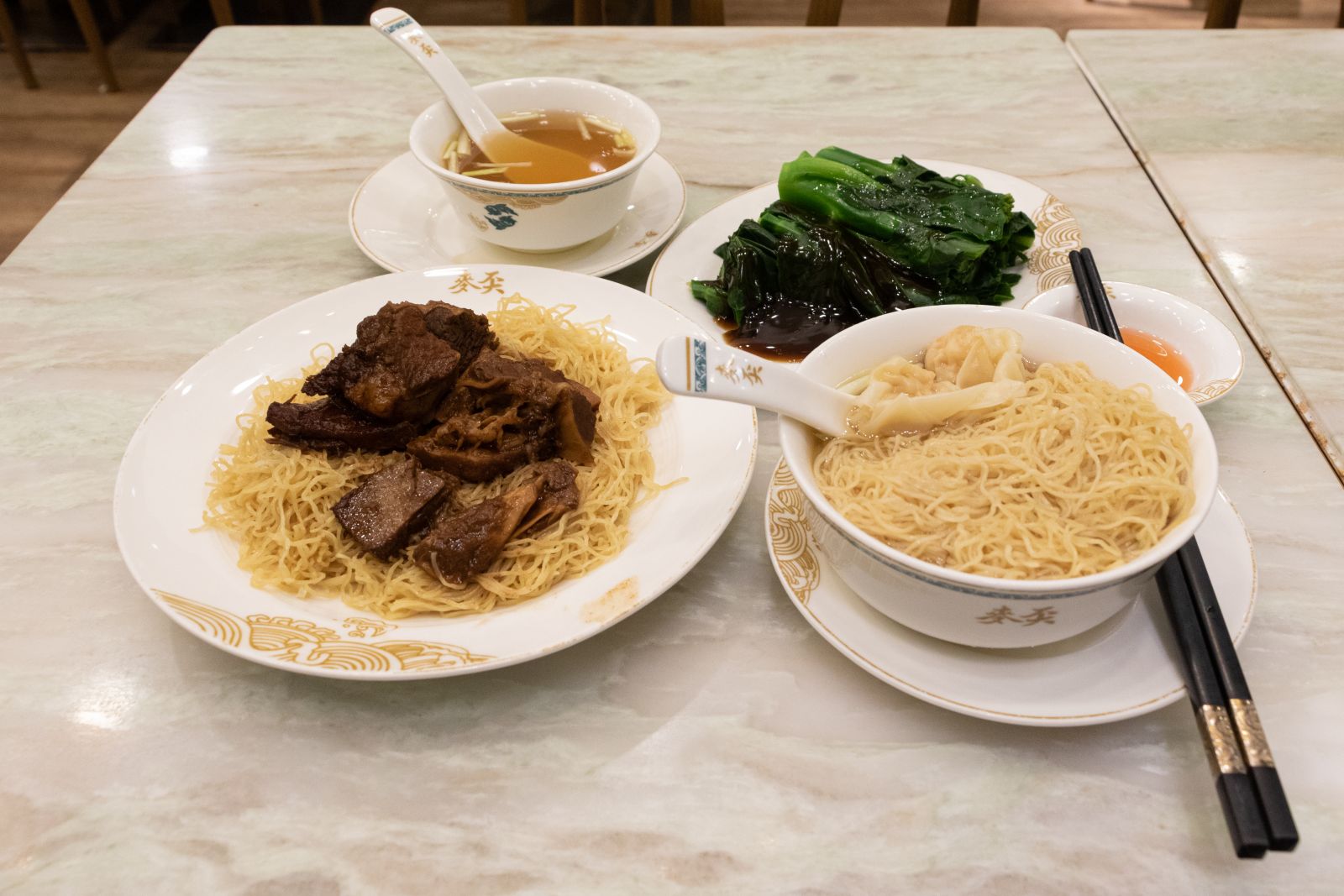The two highlights of Mak's Noodles - Wonton Noodles (雲吞麵) and Tossed Noodles with Beef Brisket (牛腩撈麵)