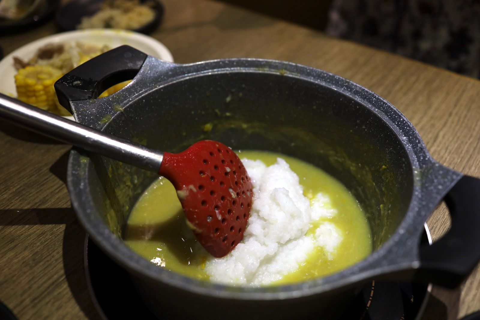 Adding rice to the hotpot as the final step