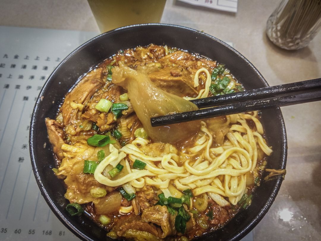 Curry Beef Tendon Noodle Soup (咖喱牛筋腩伊麵) 