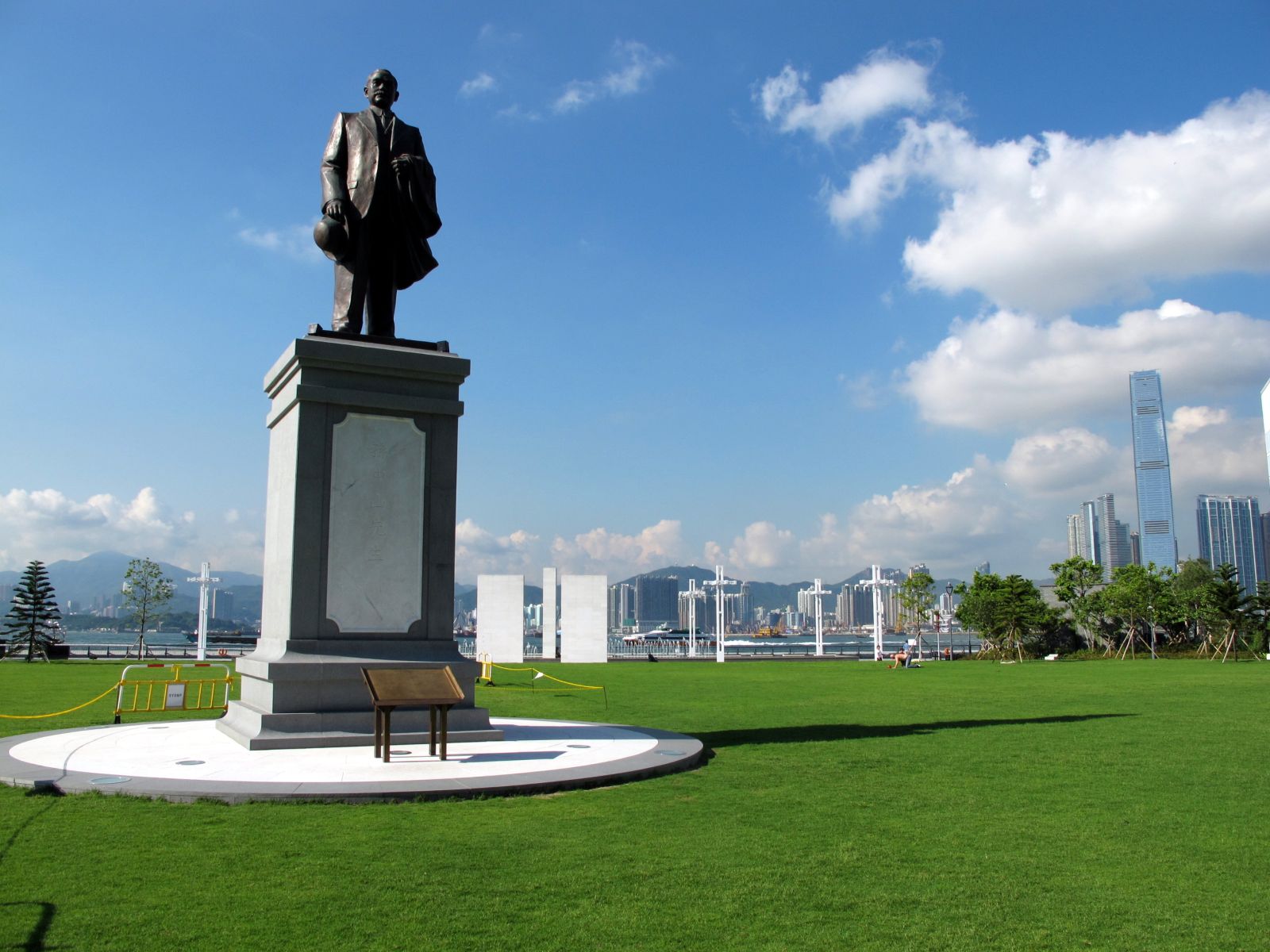 The park is dedicated to Dr. Sun Yat-Sen (孫中山), the father of modern China