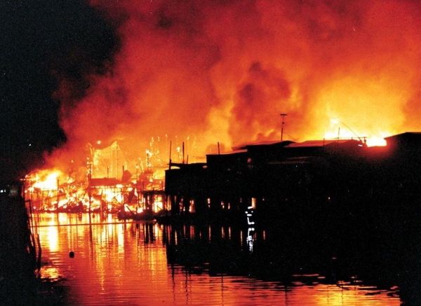 A fire broke out in the year 2000 and burned down a hundred stilt houses in Tai O 