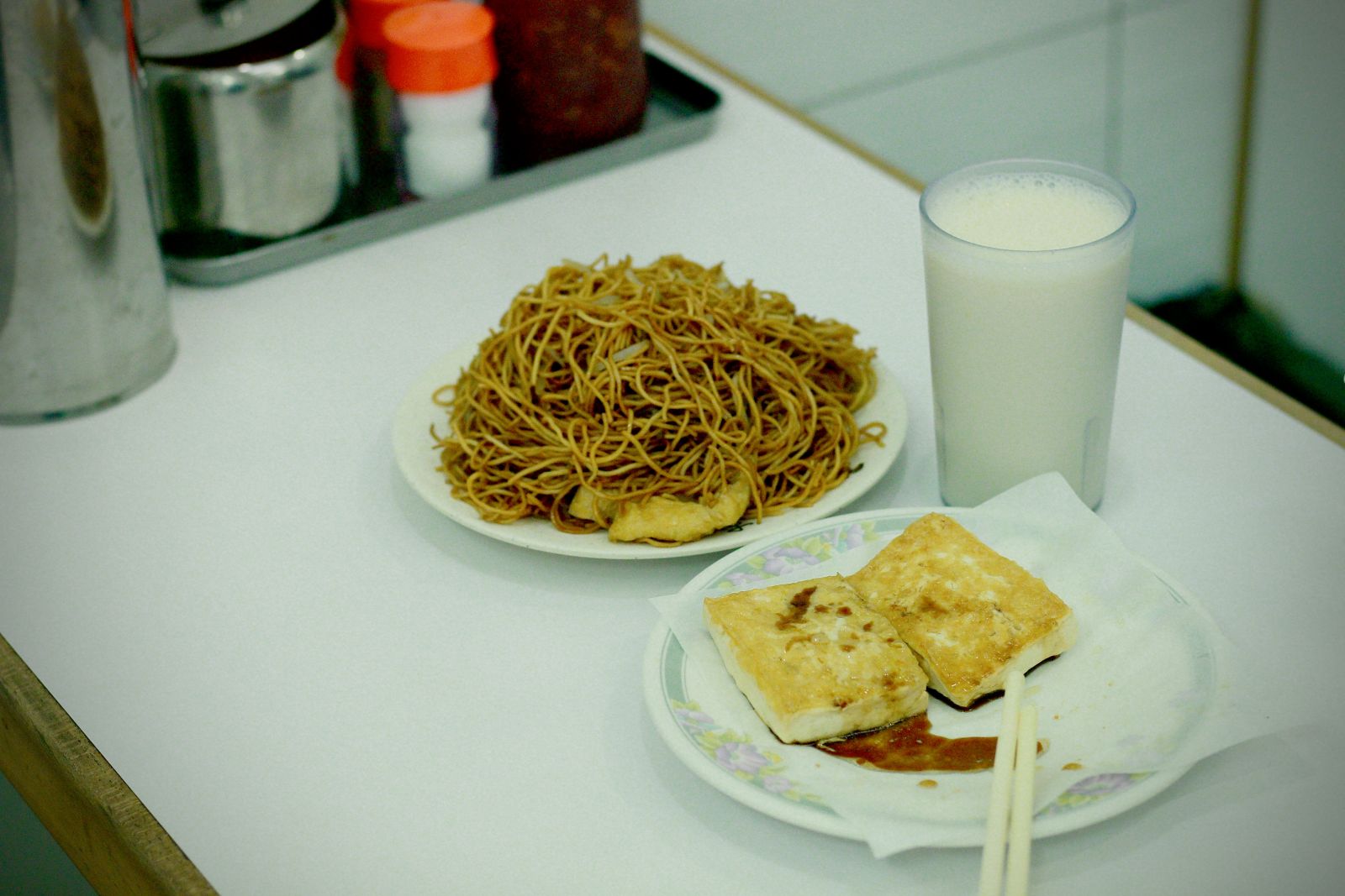 Fried noodles (炒麵） and Soya bean milk （豆漿）