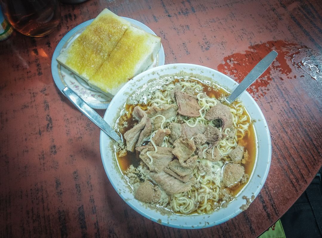 Signature pork liver noodles (豬潤麵) and Kaya French toast (咖央西多士)