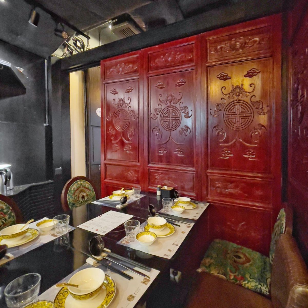 The interior of Wulu takes a modern Chinese decoration