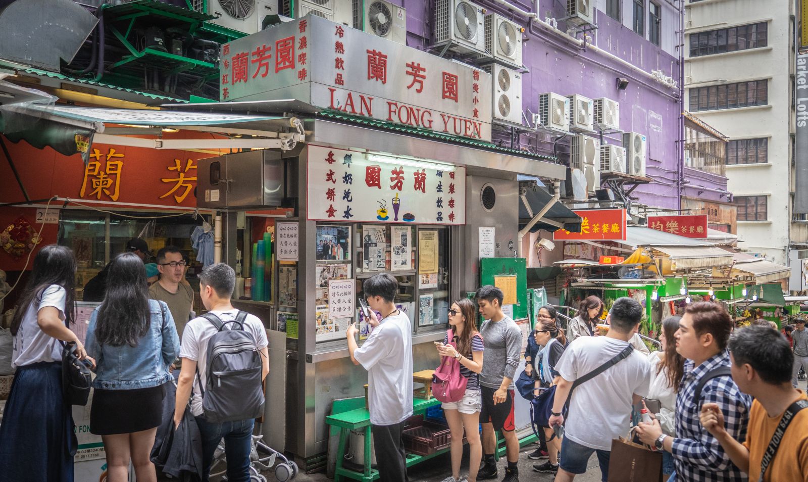 Long lines outside Lan Fong Yuen